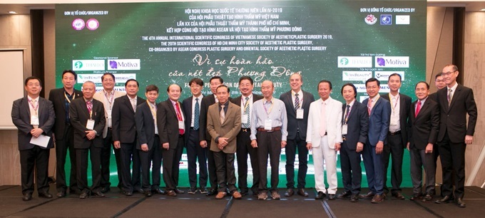 Các diễn giả Việt Nam gồm: Giáo sư, tiến sĩ Nguyễn Tài Sơn; Phó Giáo sư, tiến sĩ Lê Hành; Tiến sĩ, bác sĩ Nguyễn Thanh Hải; Phó Giáo sư, tiến sĩ Phạm Trịnh Quốc Khanh; Phó Giáo sư, tiến sĩ Phạm Hữu Nghị; Tiến sĩ, bác sĩ Cao Ngọc Bích; Phó Giáo sư, tiến sĩ Nguyễn Anh Tuấn... cùng các báo cáo viên nước ngoài chụp hình lưu niệm.